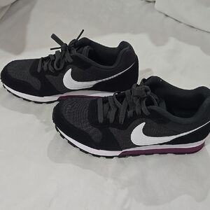 Nike Black and White Athletic Sneakers with Breathable Mesh